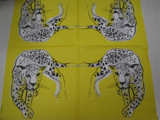 Leopard na žlutém 