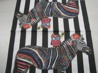 Zebra se sovou